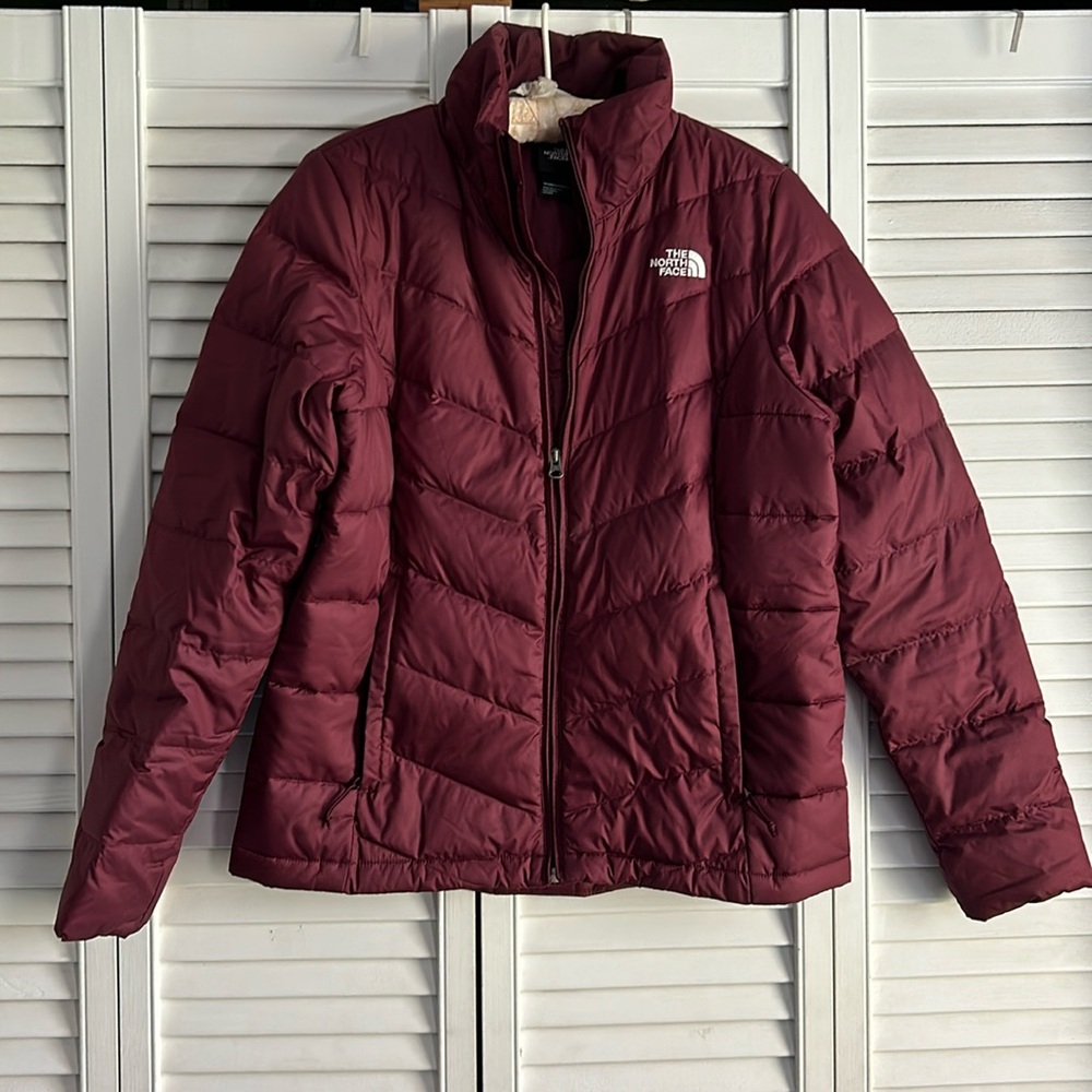 North face puffer coat size medium burgundy with side zipper pockets. No hood